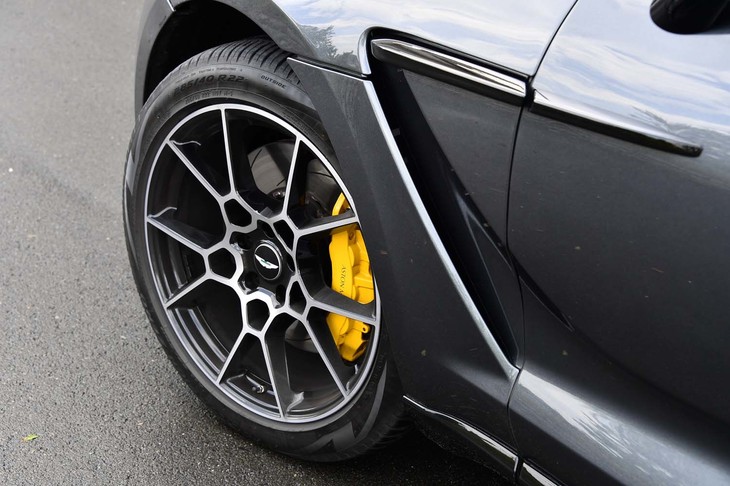 ピレリの「スコーピオン ゼロ」が装着された22インチアルミホイール。特大サイズだが、「DBX」が大柄なせいかさほど大きくは感じない。ブレーキキャリパーのイエロー仕上げはオプション扱い。