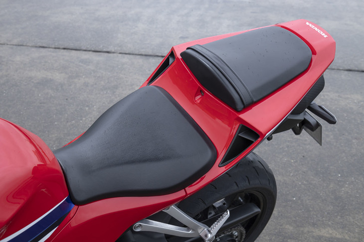 シート高は830mm。オプションで、ピリオンシートと交換して装着するシングルシートカウルも用意されている。