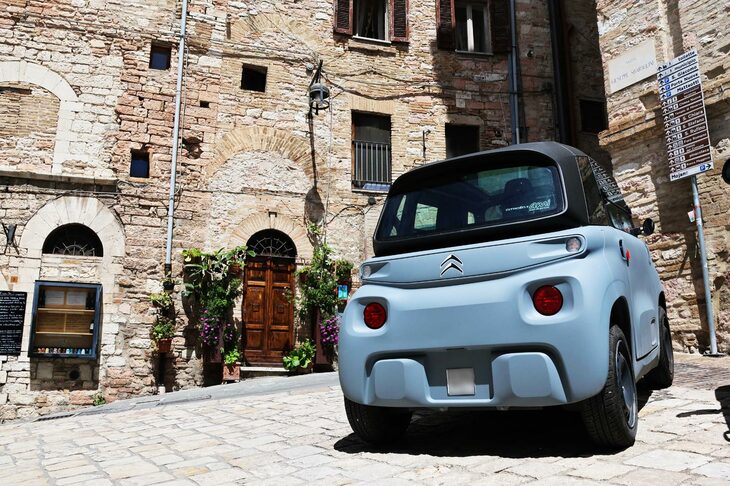 「シトロエン・アミ100％エレクトリック」のリアビュー。2024年5月アッシジにて。