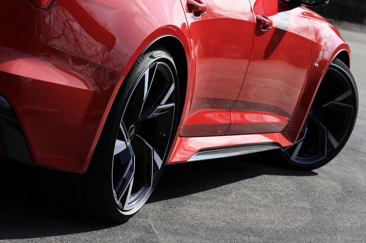 ボディーはブリスターフェンダーによってノーマルの「A6アバント」よりも75mm拡幅されている。リアのドアハンドルも曲面に合わせて付け直されている。