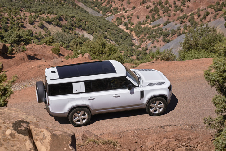 マイルドハイブリッドテクノロジーが採用された直6ガソリンエンジン（P300、P400）と、直6ディーゼルエンジン（D250、D300）をラインナップ。