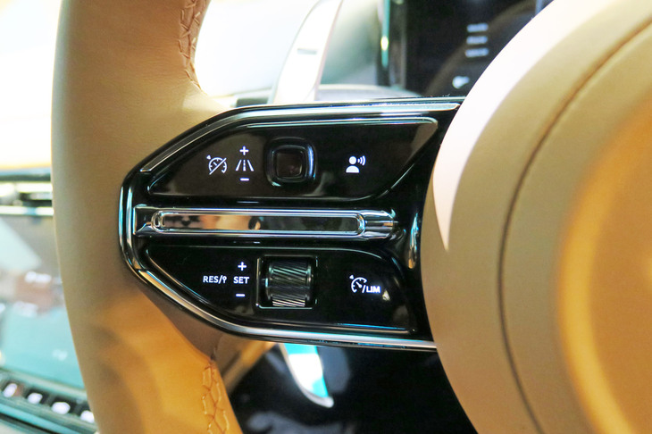 アストンマーティンDB12（ステアリングスイッチ）