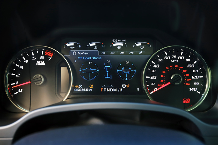 メーター内のマルチインフォメーションディスプレイには、燃費をはじめとした走行情報や走行モードの選択状態などに加え、クルマの斜度や4WDシステムの作動状況などといった、悪路走破時に役立つ情報も表示することができる。