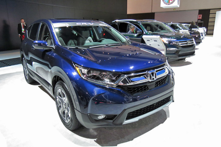 ミニバンやSUVの展示コーナー。