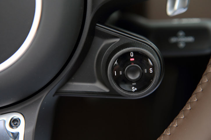 ステアリングホイールのセンター右下に配される、走行モードの選択ダイヤル。中央のボタンを押すと、最大20秒間、エンジンとトランスミッションのレスポンスが最高レベルに引き上げられる。