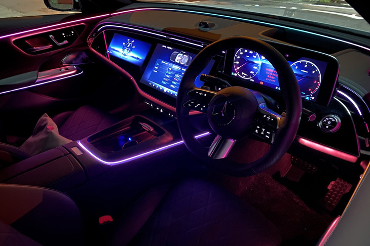 「E220dアバンギャルド」のインテリア。アンビエントライトの操作メニューで「オーディオに同調」を選択すると、サウンドに合わせて車内の照明が明滅する。