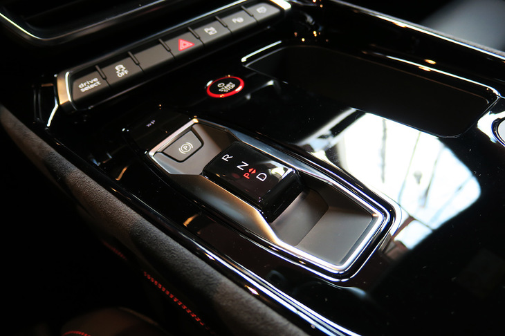 アウディRS e-tron GT（シフトセレクター）