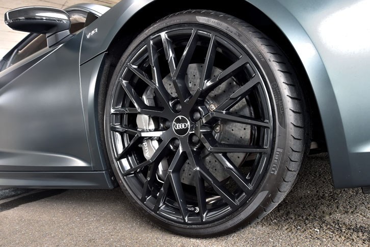 タイヤサイズは前が245/30ZR20（写真）で、後ろが305/30ZR20。カーボンセラミックブレーキが標準。