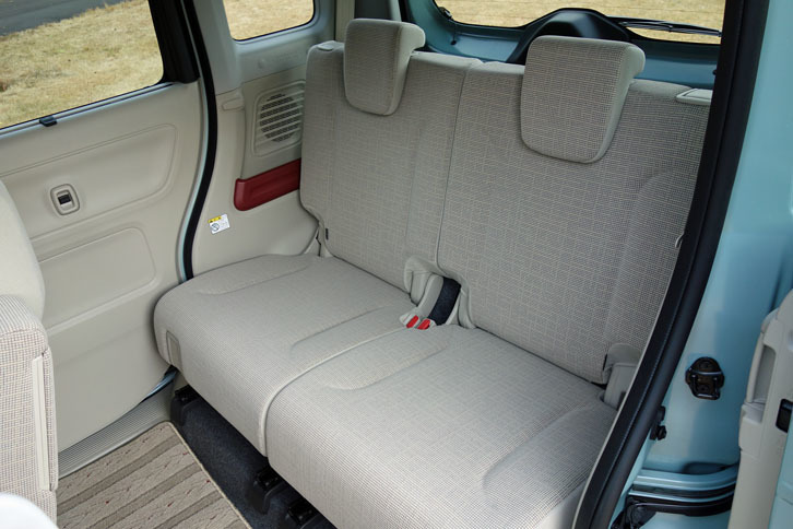 スズキ・スペーシア ハイブリッドX（リアシート）