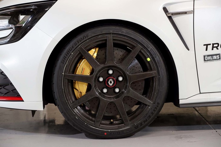 
	カーボンホイール装着車にもノーマルホイールは付与される。その重量差は、1本あたり約2kgと公表されている。
	