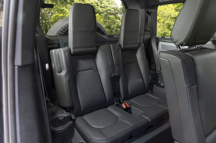 「ディフェンダー110」にオプションとして設定される折りたたみ式の3列目シート。3列目シート用にエアコンの吹き出し口やカップホルダーも用意されている。