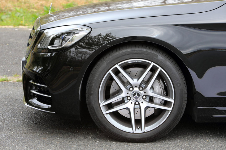 パッケージオプションの「AMGライン」を選択した試乗車には、19インチの「AMG 5ツインスポークアルミホイール」が装着されていた。