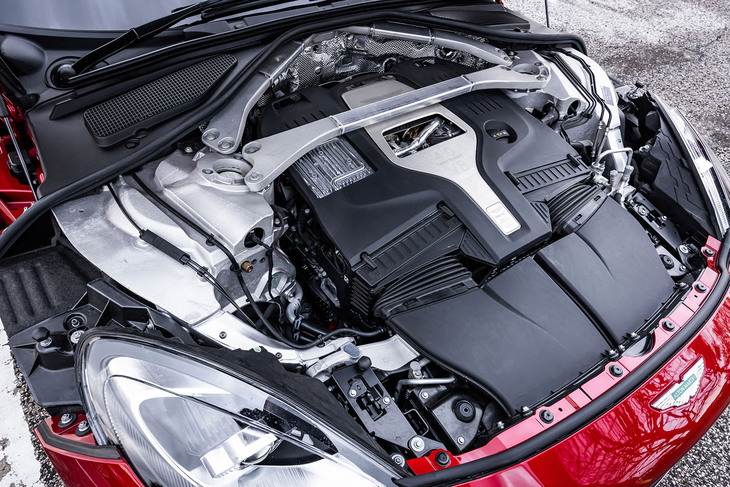 メルセデスAMG製となる4リッターV8ツインターボエンジンの出力は、従来モデルと変わらず最高出力707PS/6000rpm、最大トルク900N・m/2750-4500rpmを発生。AMGが「スピードシフトMCT」と呼ぶ、湿式多板クラッチ式の9段ATを組み合わせる。
	 