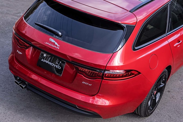 今回試乗した個体には、手を使わずにリアゲートが開閉可能なハンズフリーテールゲート（1万9000円）やプライバシーガラス（7万7000円）などオプションが多数装備されていた。