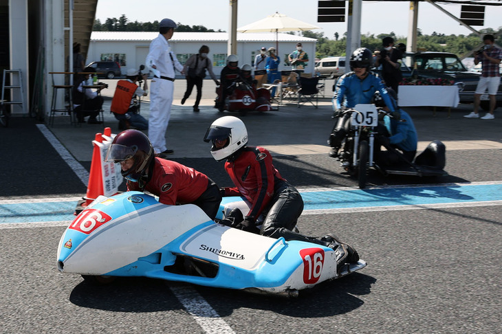 レギュラーのプログラムであるフレディ・ディクソントロフィーと題されたサイドカーレース。ウオームアップに向けてコースインする参加マシン。