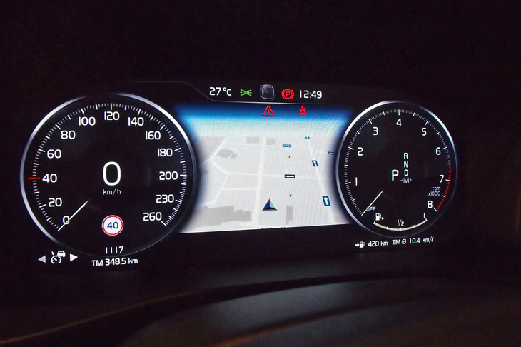 メーターパネルは液晶タイプ。カーナビの地図を表示することも可能。