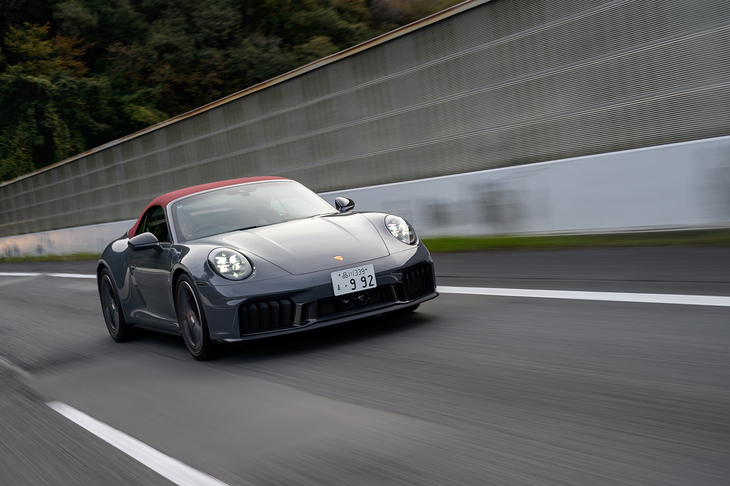 パワーユニットは「Tハイブリッド」と呼ばれる「911」専用のハイブリッド。駆動をアシストするモーターは8段DCTに組み込まれている。