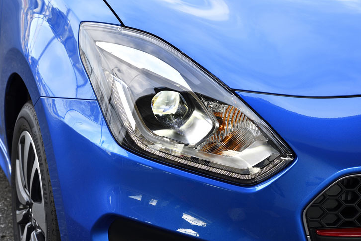 「RS」シリーズにはLEDヘッドランプが標準で装着される。