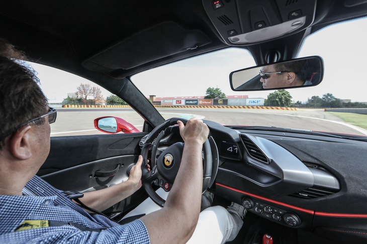 フォオラノのコースで「488ピスタ」にむちをあてる筆者。終始、その乗りやすさが印象的だった。