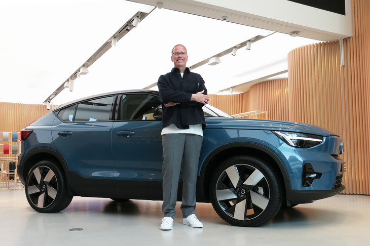 ボルボ・カー・ジャパンのマーティン・パーソン社長と「ボルボC40リチャージ」。