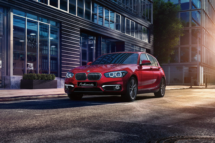 2018年9月に「118i」と「118d」に設定された「ファッショニスタ」は、17インチアロイホイールやダコタレザーシート（オイスター／ブラックステッチ）、フロントシートヒーティングなどを装備。F20型の最終ラインナップとして登場した。