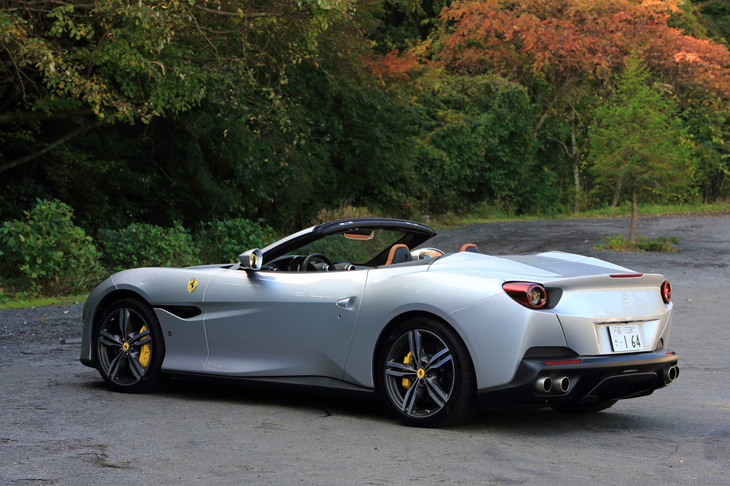 先代「カリフォルニアT」から、空力特性も改善されている。ラジエーターまわり（フロントマスク）の形状はもちろんのこと、フロントホイールアーチから後方への空気の流れやアンダーボディー形状など、細かく見直した結果、カリフォルニアT比でCd値を6％低減することに成功したという。