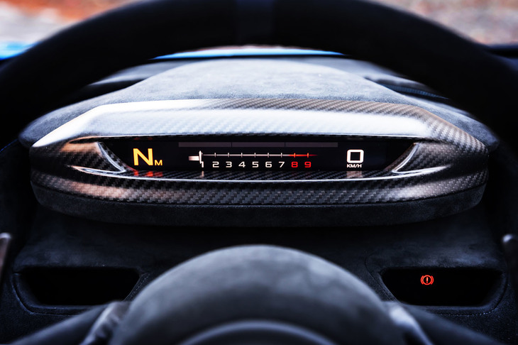 エンジン回転計や速度計、選択されているギアなど必要最小限の情報のみが表示されるスリムディスプレイモード。サーキット走行など、運転に集中したい場面などでの使用が奨励されている。