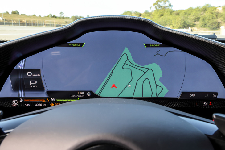 液晶のメーターパネルは、その全体にナビ画面を映すことも可能。見ず知らずの地の公道試乗では、非常に重宝した。