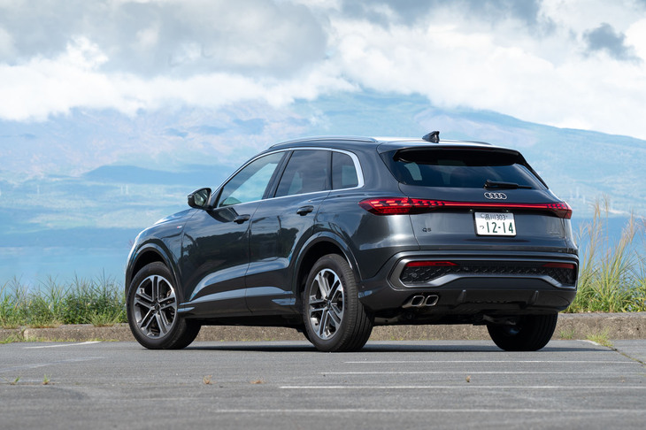 2024年9月に世界初公開され、日本では2025年7月に発売された3代目「アウディQ5」。新世代のエンジン搭載車用プラットフォーム「PPC」を採用する2車種目の、SUVとしては初のモデルとなる。