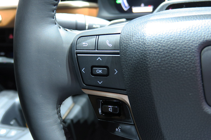 トヨタ・クラウン クロスオーバー（ステアリングスイッチ）