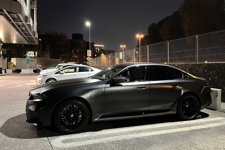 「M5」のボディーサイズは全長×全幅×全高＝5095×1970×1510mm。「5シリーズ セダン」から拡大した前後トレッドや約50：50の前後重量配分、軽量設計ボディーなどの優れた基本性能が自慢。