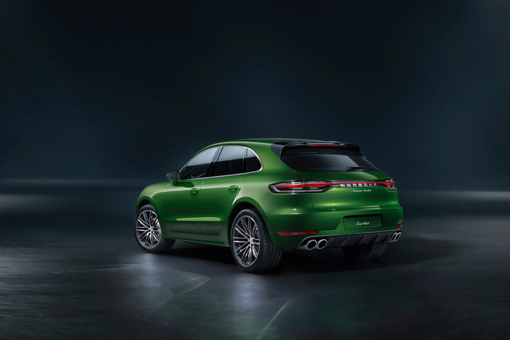 「マカン ターボ」のリアビュー。ダブルウイングデザインの固定式ルーフスポイラーが装備され、スポーティーなフォルムに磨きをかけている。