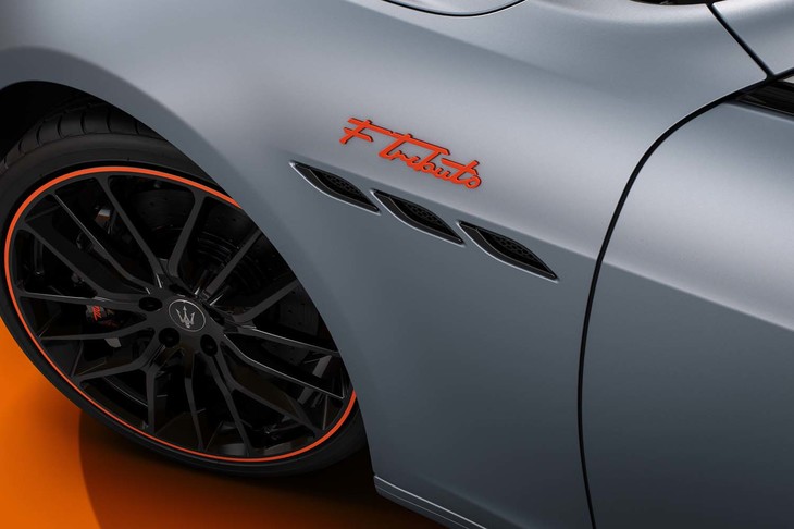 「ギブリ モデナFトリブート スペシャルエディション」のエンブレムとホイール。