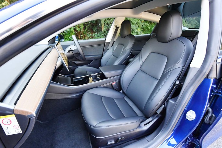 「パフォーマンス」グレードのインテリアは、本革仕立ての“プレミアムインテリア”。下位グレードのものは、部分的にレザーが使われる。