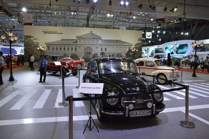 会場の中央には主催者による特別展示スペースが設けられていた。飾られていたのは欧州のクラシックカーたちであった。アウトウニオンやフィアットなどの量産モデルから古いレーシングカーまでが並んだ。