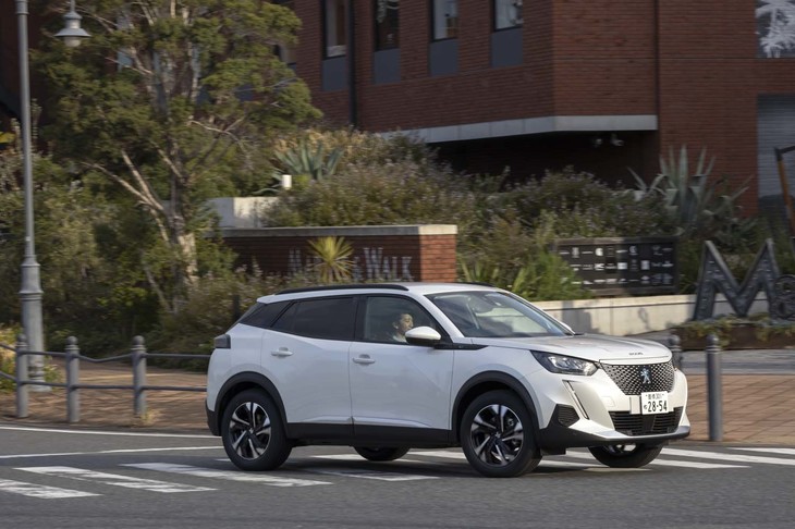 センターリブの頂部がラウンドした「バレルルーフリブ」は荷重がかかった際に圧力をリブ全体に拡散。操縦安定性を高めている。