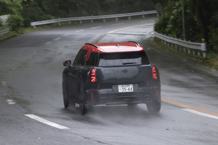 【MINIジョンクーパーワークス カントリーマンALL4】
	ボディーサイズ：全長×全幅×全高＝4445×1845×1640mm／ホイールベース：2690mm／車重：1680kg／駆動方式：4WD／エンジン：2リッター直4 DOHC 16バルブ ターボ／トランスミッション：7段AT／最高出力：317PS（233kW）/5750rpm／最大トルク：400N・m（40.8kgf・m）/2000-4500rpm／タイヤ：（前）245/40R20 99Y XL／（後）245/40R20 99Y XL（ピレリPゼロ）／燃費：--km/リッター／価格：667万円
	
	【取材時の燃費データ】
	テスト距離：271.9km（市街地2：高速道路6：山岳路2）／使用燃料：25.6リッター（ハイオクガソリン）／参考燃費：10.6km/リッター（満タン法）／11.2km/リッター（車載燃費計計測値）