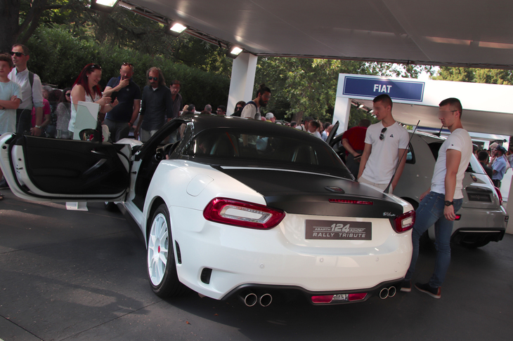 アバルトのスタンドで。