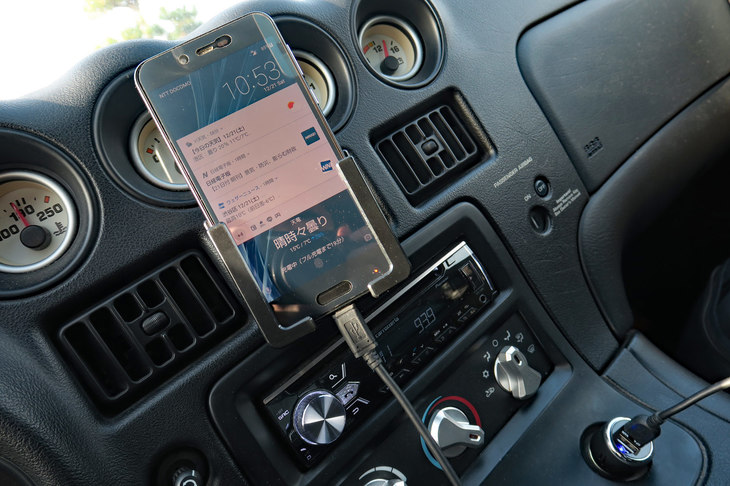 久々の登場となったスマートフォン固定用のクレードルとUSBソケット。この時のために、ヒューズが飛んでいたシガーソケットも直してもらったのだ。