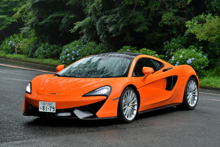 マクラーレン570GT
	ボディーサイズ：全長×全幅×全高＝4530×2095×1201mm／ホイールベース：2670mm／車重：1350kg（乾燥重量）／駆動方式：MR／エンジン：3.8リッターV8 DOHC 32バルブ ツインターボ／トランスミッション：7段AT／最高出力：570ps/7550rpm／最大トルク：600Nm/5000-6000rpm／タイヤ：（前）225/35ZR19 （後）285/35ZR20／車両本体価格：2752万7000円