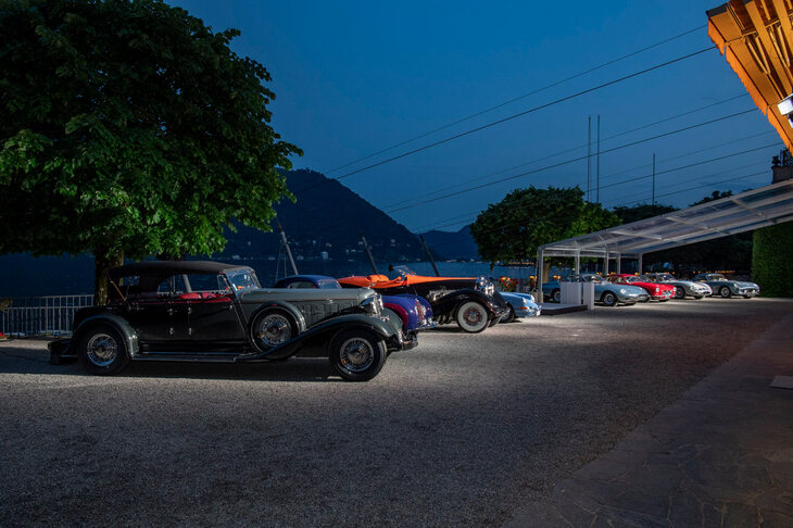 コモ湖をバックに並べられた、各クラスの優勝車。写真向かって左手前から、1933年製「クライスラー・インペリアルCL」、1938年製「ドライエ145クーペ カプロン」、1935年製「デューセンバーグSJスピードスター」、1963年製「ポルシェ901プロトタイプ“Quickblau”」、1967年製「フェラーリ330GTCスペチアーレ」、1956年製「マセラティA6G/54ベルリネッタ」、1962年製「フェラーリ250GTOベルリネッタ」、1961年製「フェラーリ250GTスパイダー カリフォルニア」。