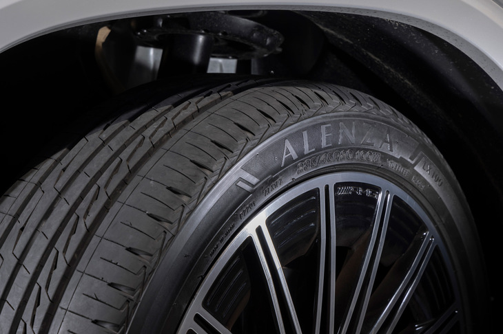 高い安定性の秘密は、SUV専用の高剛性ケース採用とサイドチューニングによる、高次元の剛性にある。これにより、高い荷重のもとでも重くて腰高なSUVのボディーをしっかりと支えられるのだ。