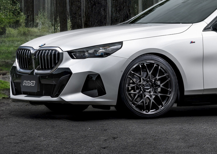 「ボルクレーシングG29」の新型「BMW 5シリーズ」への装着例。G29のデザインは、エッジーで立体的なプレミアムカーのエクステリアにもマッチする。