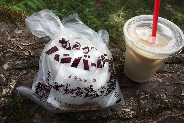 虹の松原名物、からつハンバーガー。練乳味のミルクとの相性が抜群だった。