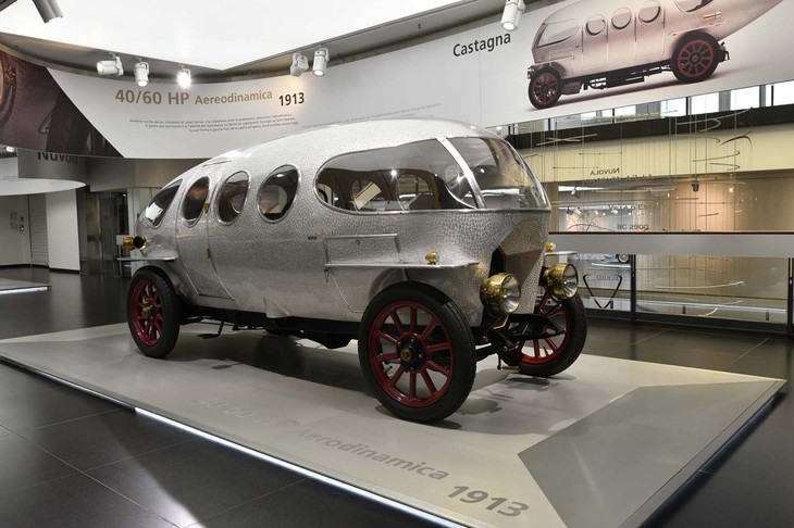 アルファ・ロメオは多くのカロッツェリアが競ってボディーを架装、多くの“珍しい”アルファが誕生した。その起源ともいえるのが、「A.L.F.A. 40/60 HP アエロダイナミカ」だ。1913年にミラノのカロッツェリア・カスターニャが製作した。最高速度は139km/hといい、車名に恥じぬ、エアロダイナミクスのよさを証明した。しかしカタチは実に奇抜だ。魚雷とあだ名されたらしい。