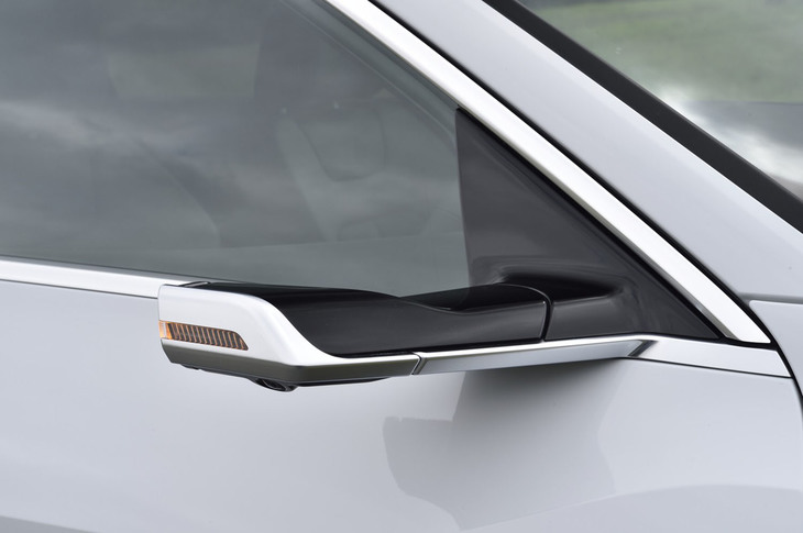 ミラーの代わりに小型カメラシステムを内蔵する「バーチャルエクステリアミラー」システム。ドアミラー仕様車がミラーを格納した状態よりも、バーチャルエクステリアミラー仕様車がカメラユニットをたたまない状態のほうが車幅は狭い。折りたたみは手動で行う。