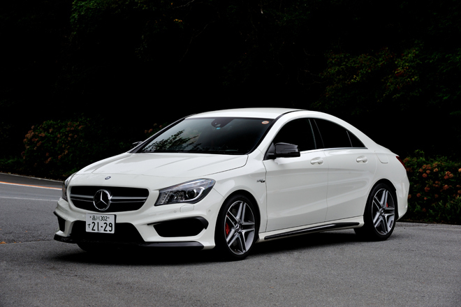 メルセデス・ベンツCLA45 AMG 4MATIC
    ボディーサイズ：全長×全幅×全高＝4690×1780×1430mm／ホイールベース：2700mm／車重：1600kg／駆動方式：4WD／エンジン：2リッター直4 DOHC 16バルブ ターボ／トランスミッション：7AT／最高出力：360ps/6000rpm／最大トルク：45.9kgm/2250-5000rpm／タイヤ：（前）235/40ZR18 （後）235/40ZR18／車両本体価格：730万2000円