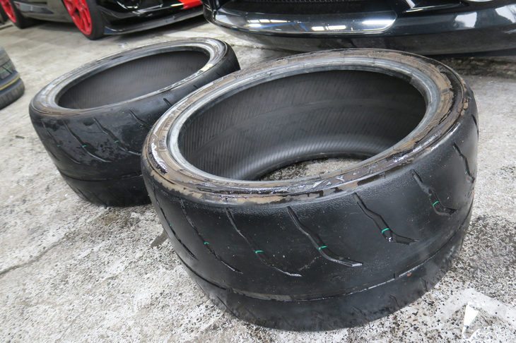 ホイールから外されたフロントの「トーヨー・プロクセスR888R」。こうして見ると、こちらも随分すり減っていた。