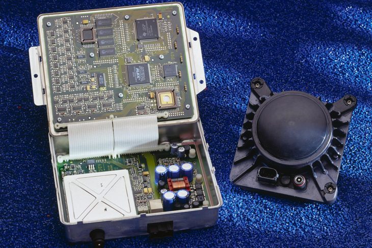 自動車に電子制御が導入されて久しいが、これまでは「変速機の制御は変速機のECUが、エアコンの制御はエアコンのECUが……」と、ひとつの部品／システムを、ひとつのECUでコントロールするのが当たり前だった。写真は「メルセデス・ベンツSクラス」（W220）の変速機用電子制御ユニット。