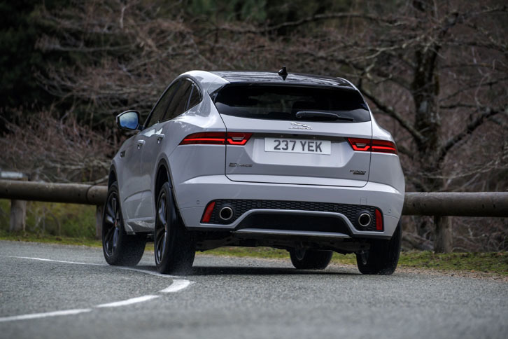 サスペンションは前がマクファーソンストラットで、後ろがマルチリンク。リアデフの前部に配置された電子制御式マルチプレートクラッチにより、後輪へ駆動力を配分する。